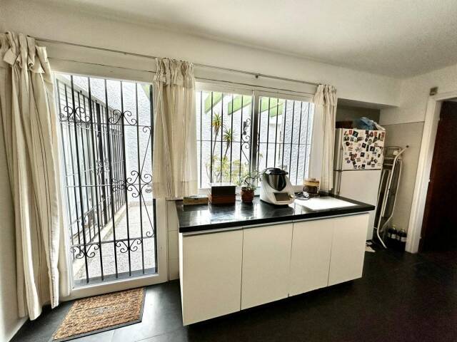 Cocina con salida al fondo