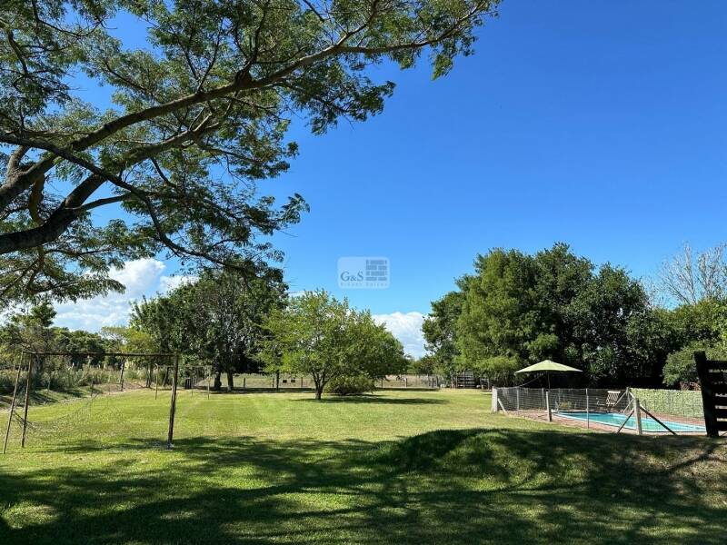 Jardín con piscina