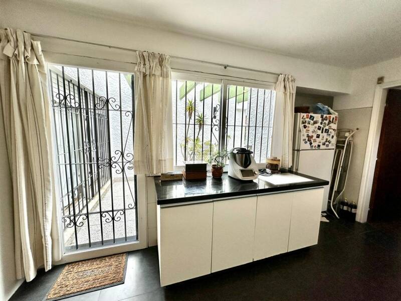 Cocina con salida al fondo