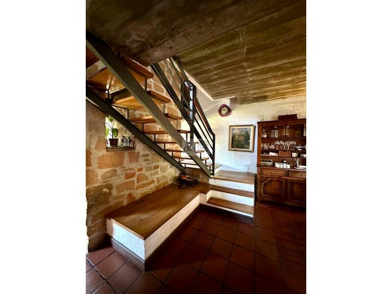 Escalera hacia planta alta