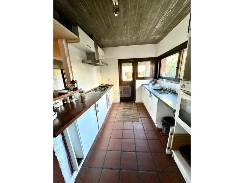 Cocina con salida al fondo